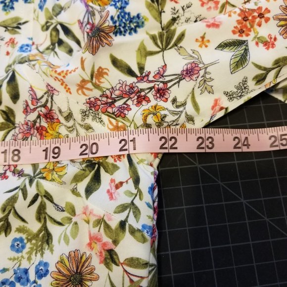 NWOT  Beautiful Floral Pin Pleated Blouse - Picture 10 of 11